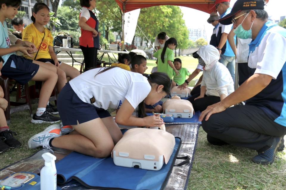 ▲現場教導民眾CPR、人工呼吸的正確步驟動作及使用AED方式。(圖/台中市政府提供)