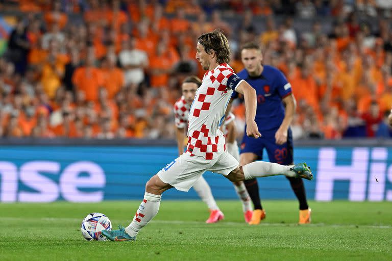 Modric convierte el penal para el 4-2 de Croacia sobre Países Bajos en una semifinal.