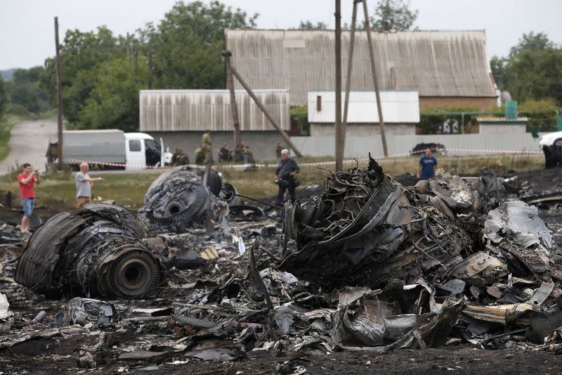 Selon les Etats-Unis, le Boeing 777 de Malaysia Airlines qui s'est écrasé jeudi dans l'est de l'Ukraine a probablement été abattu par un missile sol-air. Kiev et les séparatistes pro-russes se renvoient la responsabilité de cette catastrophe qui a fait 298 morts. /Photo prise le 18 juillet 2014/REUTERS/Maxim Zmeyev