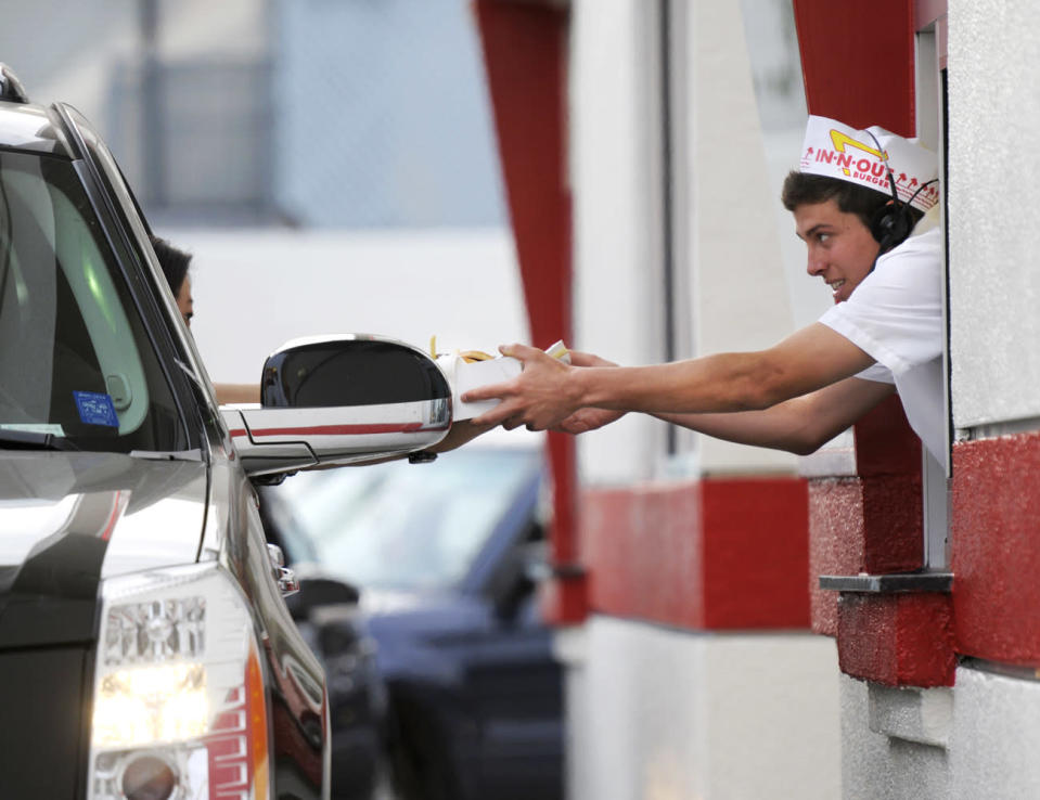 <b>09 - In-N-Out</b><br><br>Lejos de lo que pudiera parecer, en la lista también aparece una cadena de comida rápida, concretamente In-N-Out, especializada en hamburguesas e instalada, principalmente, en el oeste de los Estados Unidos. Sus oficinas están en Irvine y en la actualidad cuenta con 281 establecimientos, aunque su política de distribución local es bastante más cuidadosa y ordenada con sus empleados, lejos del sistema de franquicias de otros semejantes.