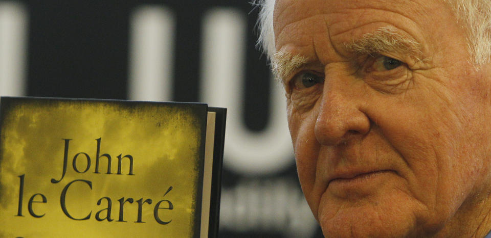 El autor británico John le Carré sostiene un ejemplar de su nuevo libro, "Our Kind of Traitor", durante una firma de autógrafos en una librería en Londres el 16 de septiembre de 2010. Le Carré, el espía convertido en novelista cuya elegante narrativa definió el thriller de espionaje de la Guerra Fría y le mereció elogios a un género hasta entonces ignorado por la crítica, murió el sábado 12 de diciembre del 2020. Tenía 89 años. (AP Foto/Alastair Grant, Archivo)