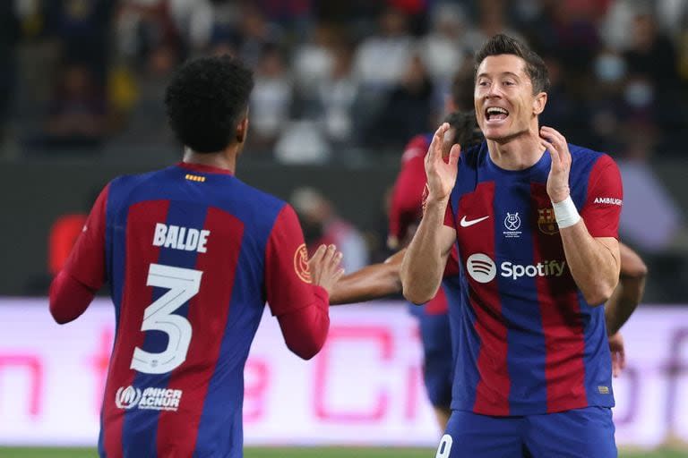 El festejo de Lewandowski con Balde, luego de marcar el descuento parcial de Barcelona ante Real Madrid