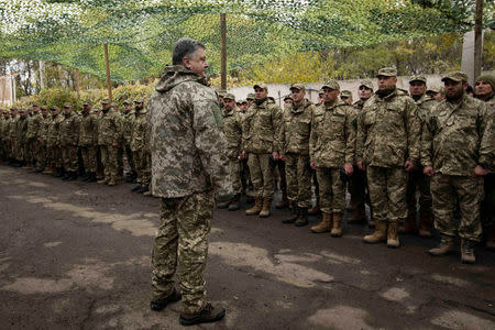 Ukrainian President Petro Poroshenko meets with servicemen during a visit to the zone of the military operation against Russian-backed separatists in eastern Ukraine, in Donetsk region, Ukraine, October 15, 2016. Mikhail Palinchak/Ukrainian Presidential Press Service/Pool via REUTERS