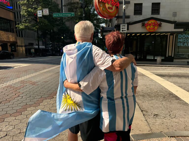 Los cordobeses Luis y Lidia, emocionados; viajaron desde Utah para ver a la selección en Atlanta