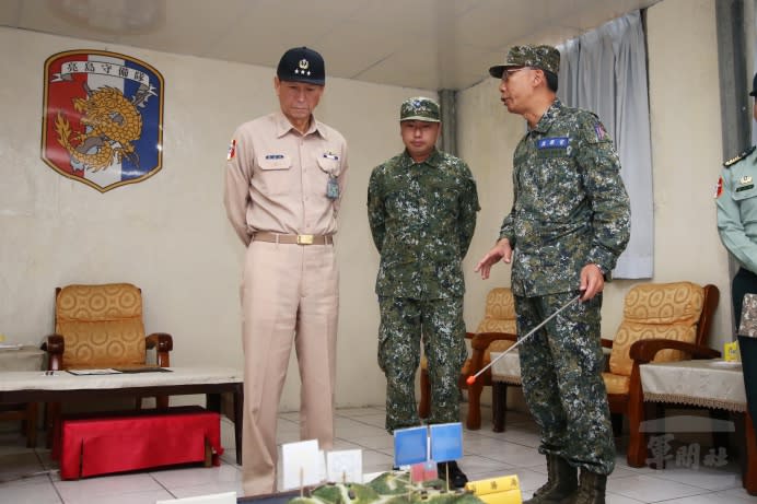 參謀總長李喜明上將10日視導馬祖防務，聽取高階幹部實施簡報。（軍聞社記者李一豪攝）