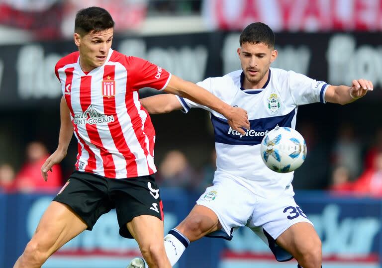 Guido Carrillo lucha por la pelota ante la marca de Garayalde