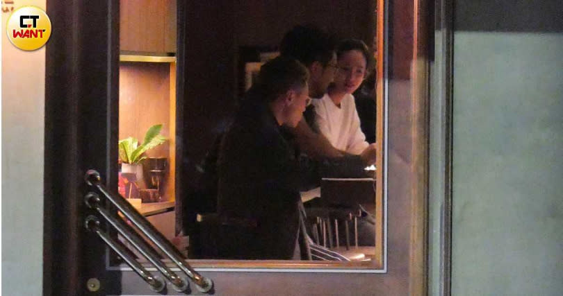 上月27日深夜11點左右，張鈞甯與友人正在大安區某餐酒館聚會，黃健瑋也在場。（圖／本刊攝影組）