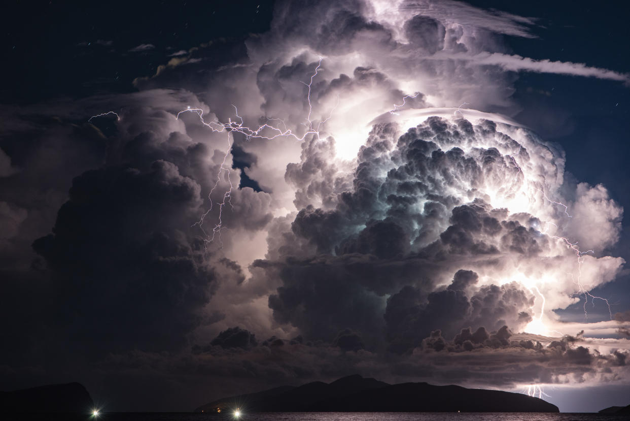 Da braut sich was zusammen: Wenn ein Gewitter weniger als zehn Kilometer entfernt ist, können Blitze bereits lebensgefährlich sein. Foto: Symbolbild / gettyimages / tonisvisuals