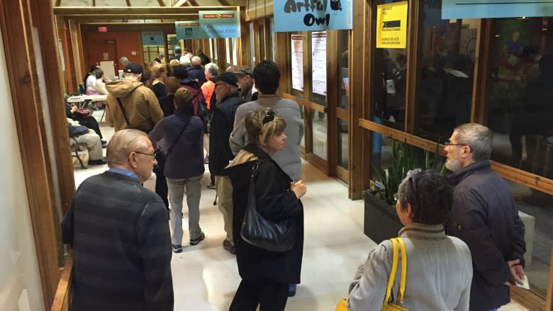 Long lines slow Winnipeg voters on 1st day of advance polls