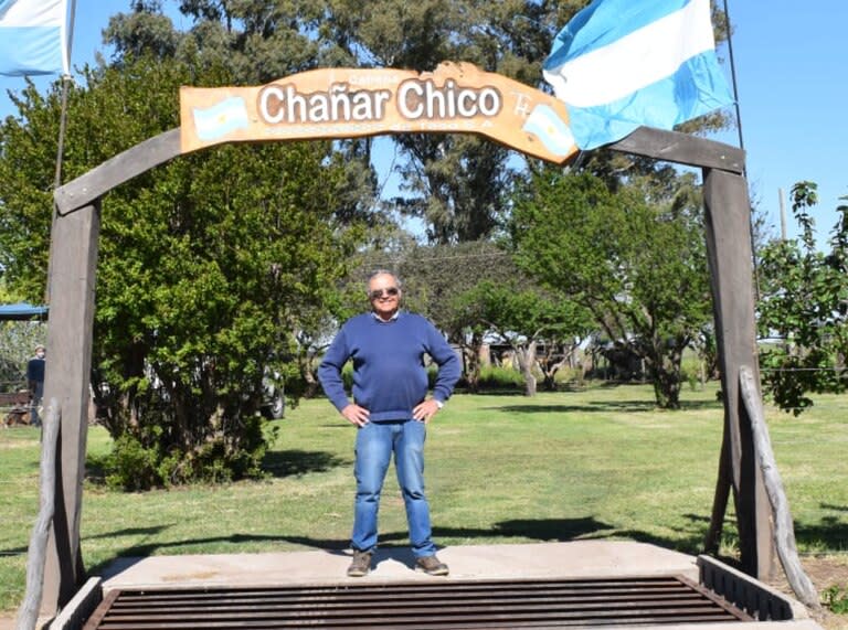 El productor Arturo Teso en la entrada a su campo