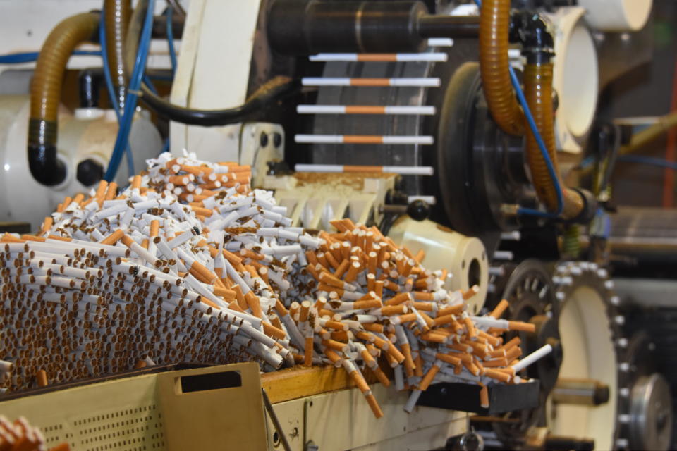 Dem Zollfahndungsamt Essen gelang ein enormer Schlag gegen die Illegale Zigarettenproduktion (Bild: ZFA Essen)