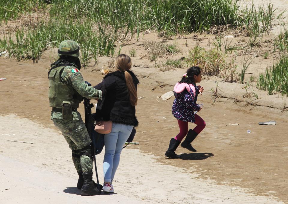 Elementos de la Guardia Nacional de México previenen el cruce de migrantes en el Río Bravo, en Ciudad Juárez, Chihuahua. Foto: HERIKA MARTINEZ / AFP/AFP/Getty Images)