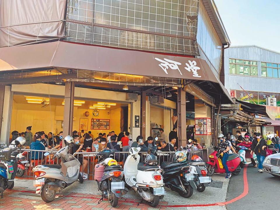 台南人氣小吃阿堂鹹粥漲到200元時，仍然人潮滿滿。（資料照）
