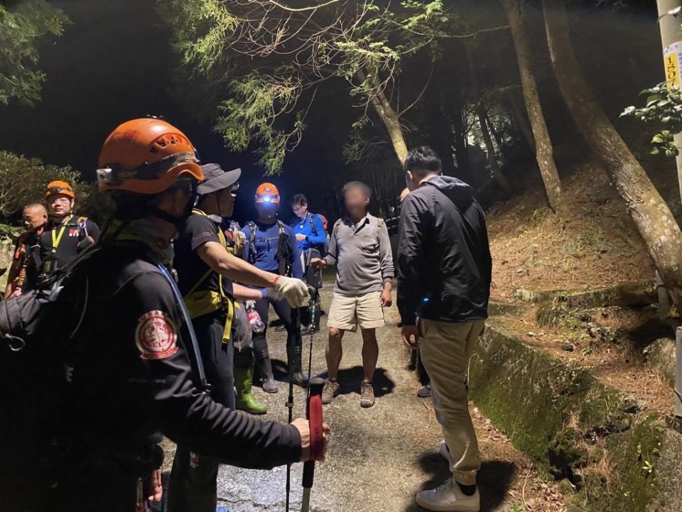 新北市消防局前往東滿步道救援迷路登山者。（新北市消防局提供）