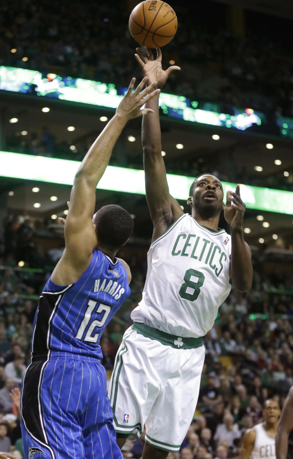 Jeff Green, alero de los Celtics de Boston, dispara a la cesta, marcado por Tobias Harris, del Magic de Orlando, en el primer periodo del partido disputado el domingo 2 de febrero de 2014 (AP Foto/Steven Senne)