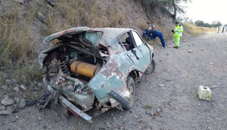 Un automóvil VW Suran colisionó a un Renault 12 cerca de la Lumbreras, en el siniestro falleció una joven y tres personas resultaron heridas