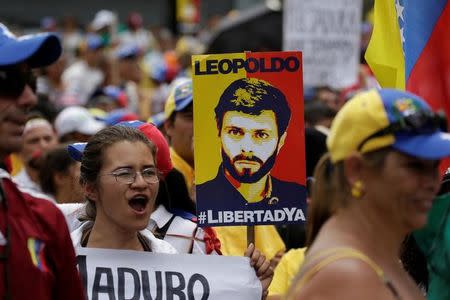 Un cartel con la foto del líder de la oposición venezolana encarcelado, Leopoldo López, es visto durante una manifestación en apoyo a los presos políticos y en contra del presidente venezolano Nicolás Maduro, en Los Teques, Venezuela, 28 de abril de 2017. REUTERS/Marco Bello