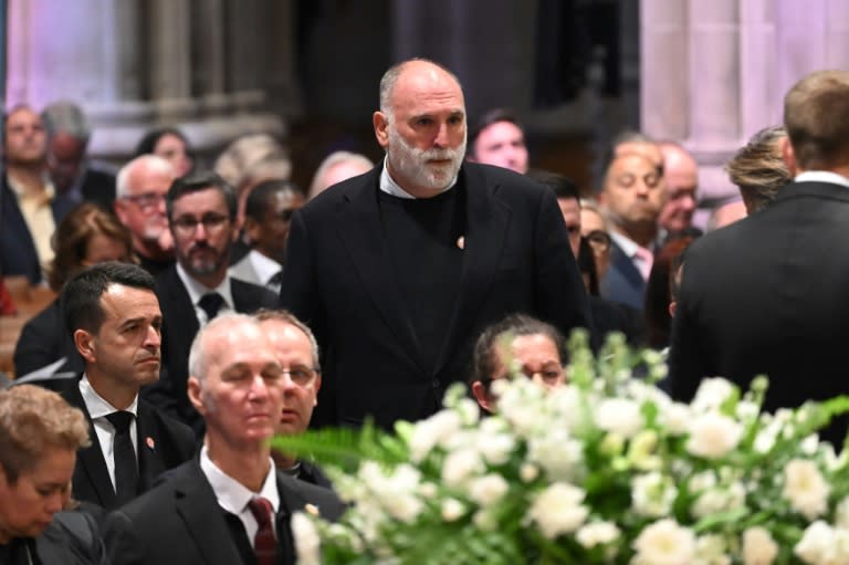 Le fondateur de World Central Kitchen José Andres lors d'une cérémonie d'hommage aux collaborateurs de l'ONG tués à Gaza, le25 avril 2024 dans la Cathédrale nationale de Washington (SAUL LOEB)