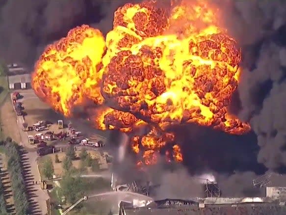 Una bola de fuego explota desde una planta de Chemtool en Rockton, Illinois, mientras los bomberos luchan contra el incendio (screengrab)