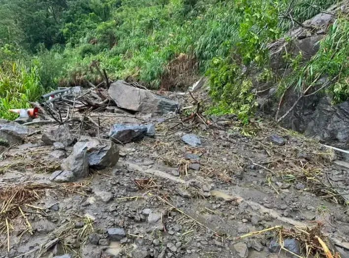 ▲嘉義阿里山鄉降下暴雨，土石沖刷造成道路中斷。（圖／翻攝畫面）