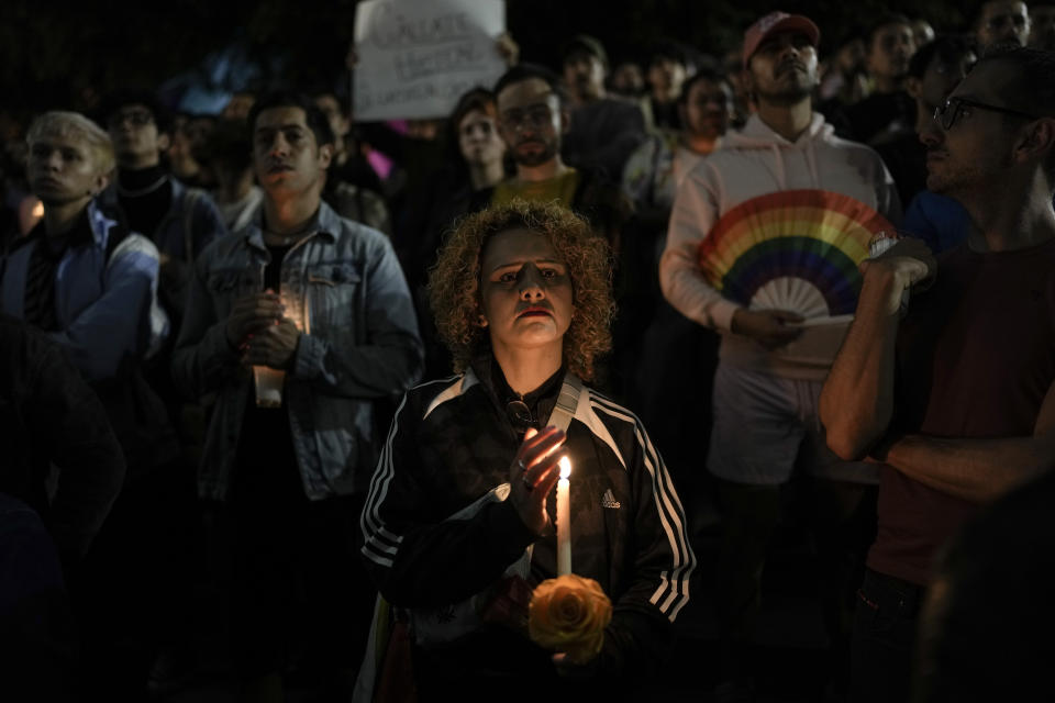 Un manifestante sostiene una vela durante la vigilia por la muerte del magistrade del Tribunal Electoral del estado de Aguascalientes Jesús Ociel Baena, en la Ciudad de México, el 13 de noviembre de 2023. (AP Foto/Eduardo Verdugo)