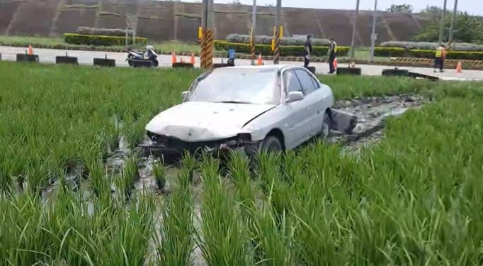 驚險瞬間全都錄！　轎車失控打滑騰空直衝稻田