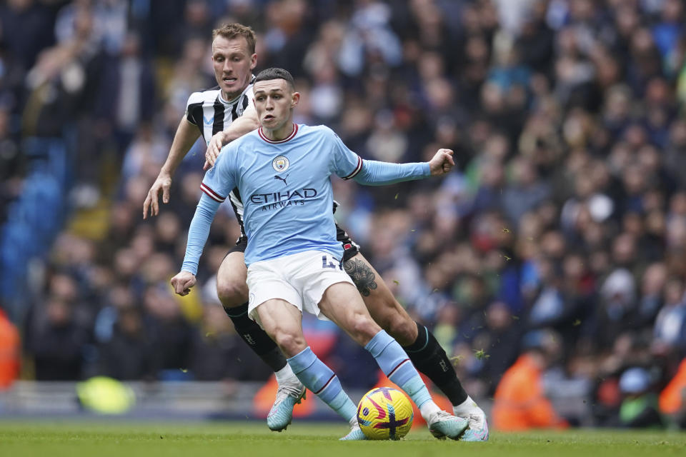 Phil Foden del Manchester City pelea por el balón con Dan Burn del Newcastle en el encuentro del sábado en el Estadio Etihad el sábado 4 de marzo del 2023. (AP Foto/Dave Thompson)