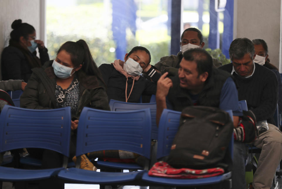 Algunas personas con mascarillas esperan su turno en el Instituto Nacional de Enfermedades Respiratorias, en la Ciudad de México, el viernes 28 de febrero de 2020. (AP Foto/Fernando Llano)