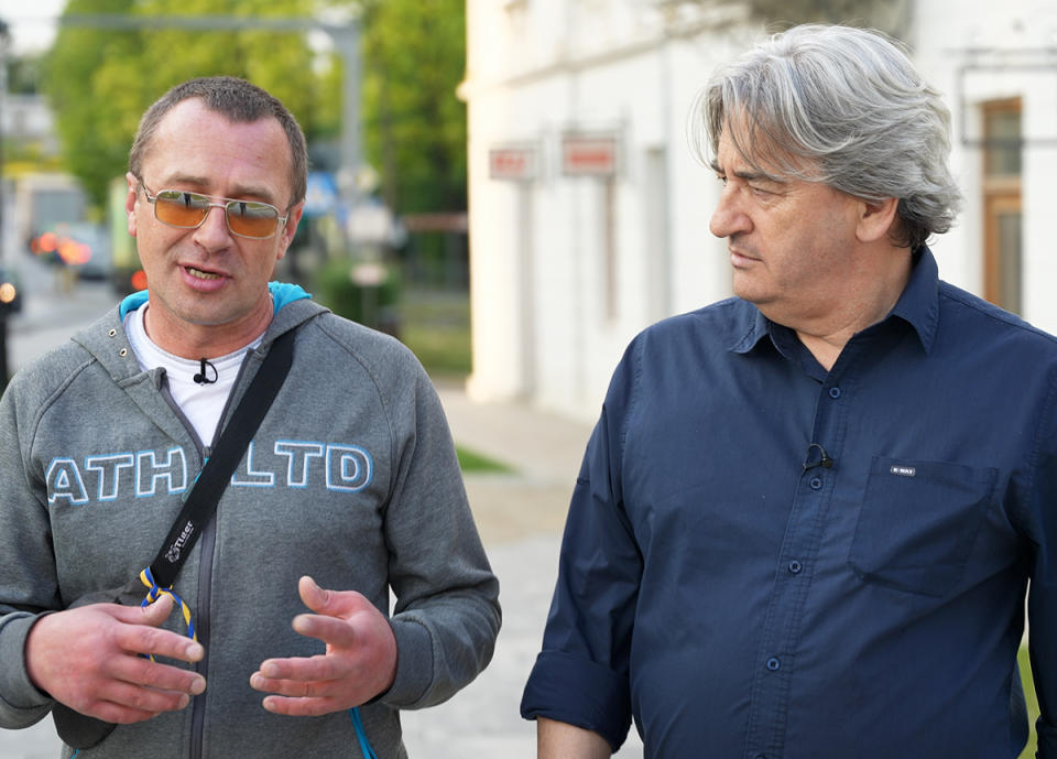 Ivan Skyba con el periodista de la BBC Fergal Keane, en Polonia.