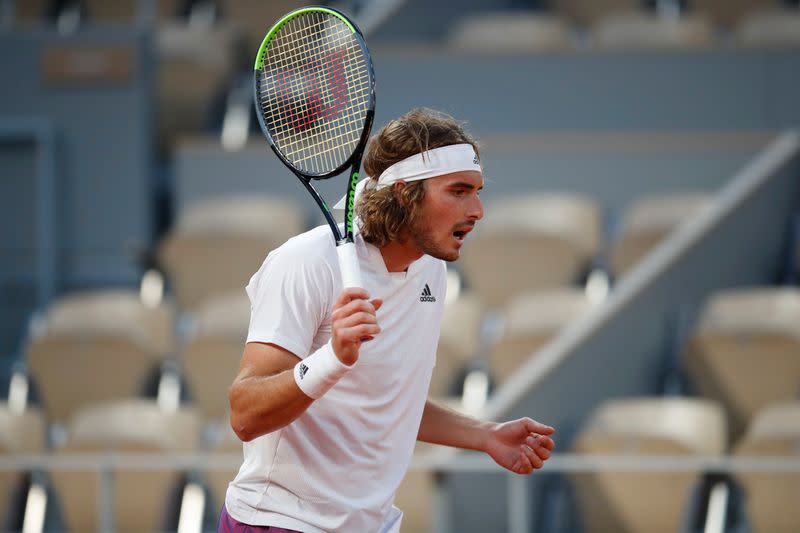 Stefanos Tsitsipas de Grecia reacciona durante su partido de primera ronda en Roland Garros contra el francés Jeremy Chardy.