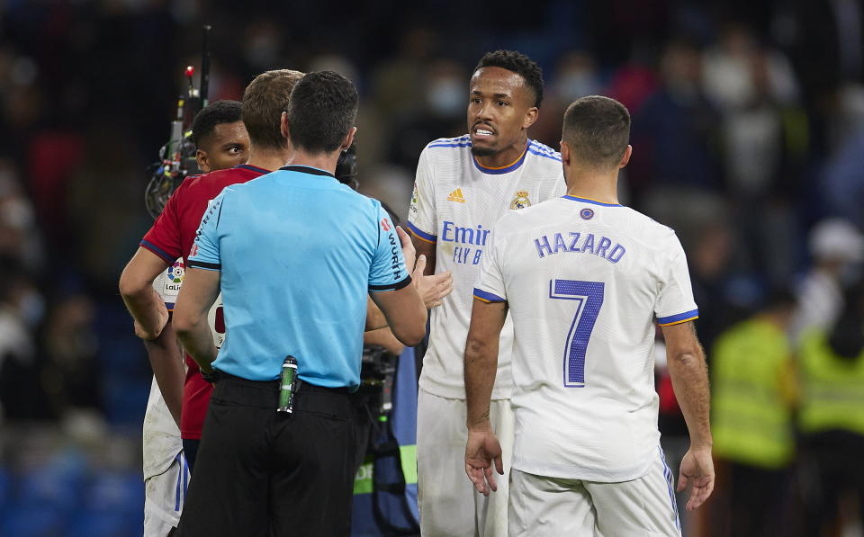 Los jugadores del Real Madrid Vinicius Jr, Militao, Rodrygo y Eden Hazard cuestionan al árbitro por agregar solo tres minutos al partido que terminó en ceros con Osasuna. (Foto: Getty Images)