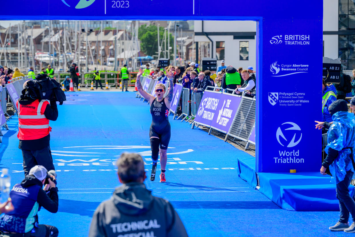 Hannah Moore crosses the finish line for silver at the 2023 World Triathlon Para Series in Swansea