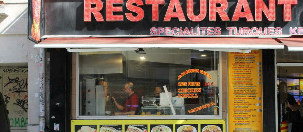 Un kebab à porte de Clignancourt, dans le nord de Paris, le 16 mars 2023.  - Credit:Louis Chahuneau