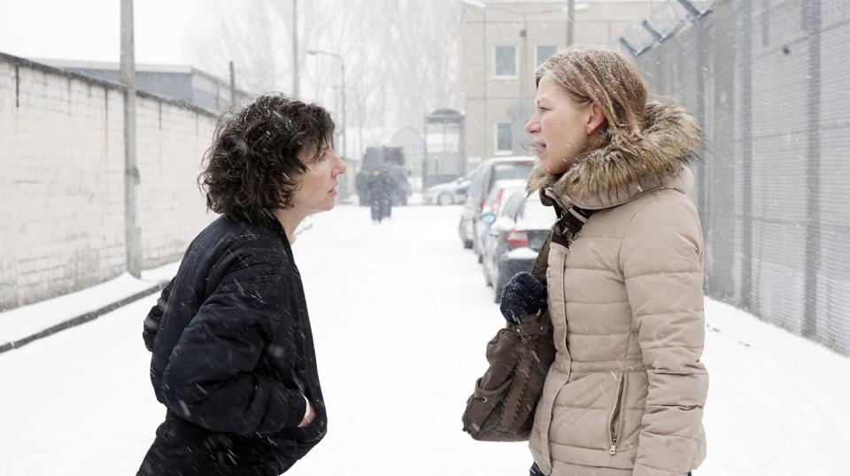 Kommissarin Nina Rubin (Meret Becker, links) spricht Vitos Mutter (Jule Böwe) nach dem Besuch des Sohnes in der U-Haft an. Wird sie den Schutz ihres Sohnes aufgeben?

 (Bild: rbb / ARD Degeto / Aki Pfeiffer)