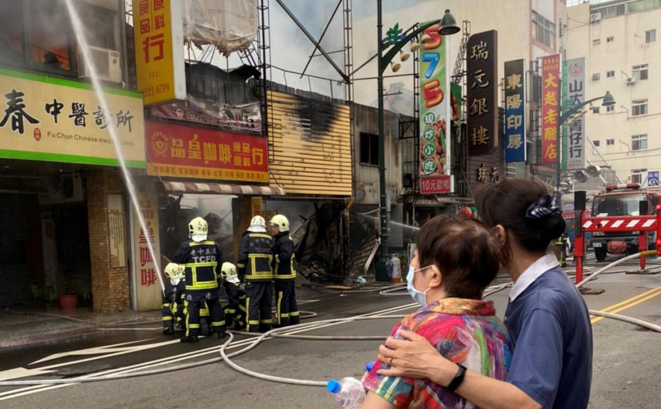 台中市中華路夜市凌晨發生火警，慈濟志工前往關懷。