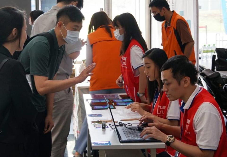 鴻海科技集團五日在高雄招募人才。（記者許正雄翻攝）