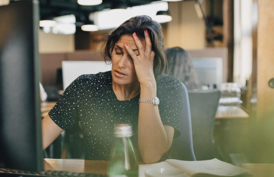 Freitags lange zu arbeiten, ist nervig. Denn am Ende der Woche fiebert man dem Wochenende entgegen und macht mehr Fehler. (Symbolbild) - Copyright: Maskot / getty images