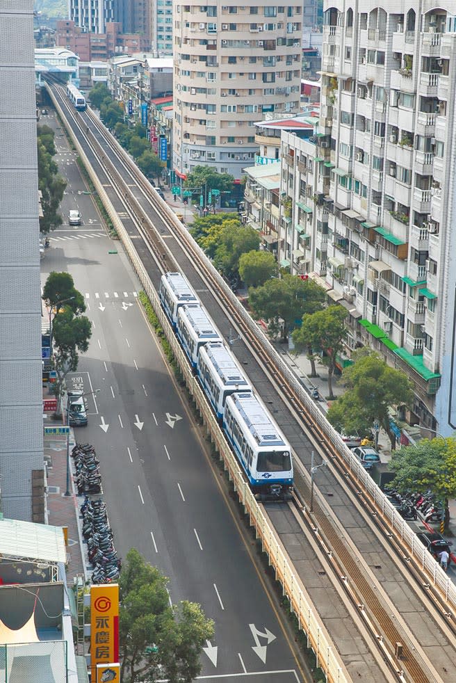 「台北市噪音管制區分類及範圍公告」草案，新增運輸系統例如捷運或快速道路，距離周界30公尺的區域，應畫定為第3類噪音管制區作為緩衝區，確保住宅區居住品質。（本報資料照片）