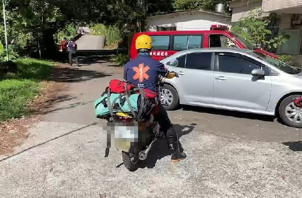 搜救人員騎著越野摩托車前往救援。（圖／東森新聞）