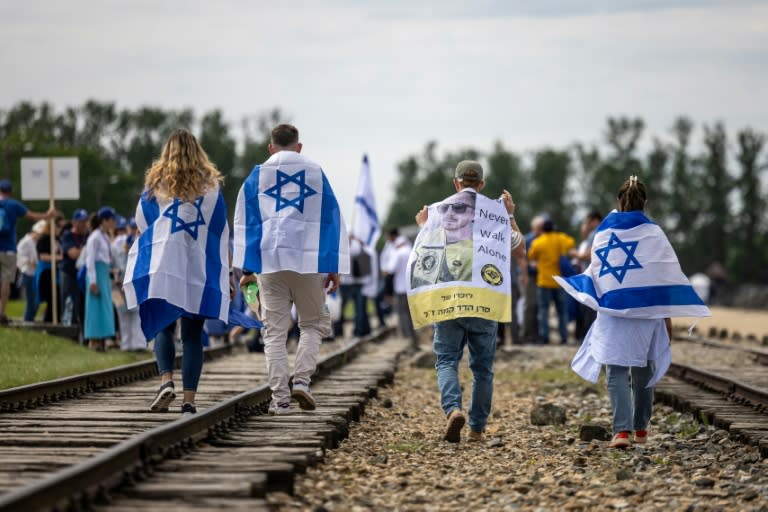 Opfer des Angriffs der radikalislamischen Hamas auf Israel am 7. Oktober und Holocaust-Überlebende sind am Montag gemeinsam den "Marsch der Lebenden" am ehemaligen Vernichtungslager Auschwitz gegangen. (Wojtek Radwanski)