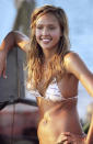 Sehr lässig! In „Into the Blue“ (Regie: John Stockwell) entblößt Jessica Alba 2005 auf den Bahamas nicht nur schöne Haut, sondern auch ein Bauchnabel- Piercing.