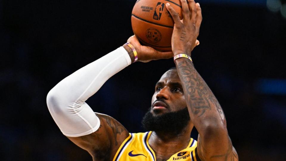 LeBron James hits a shot during the LA Lakers' win over the LA Clippers