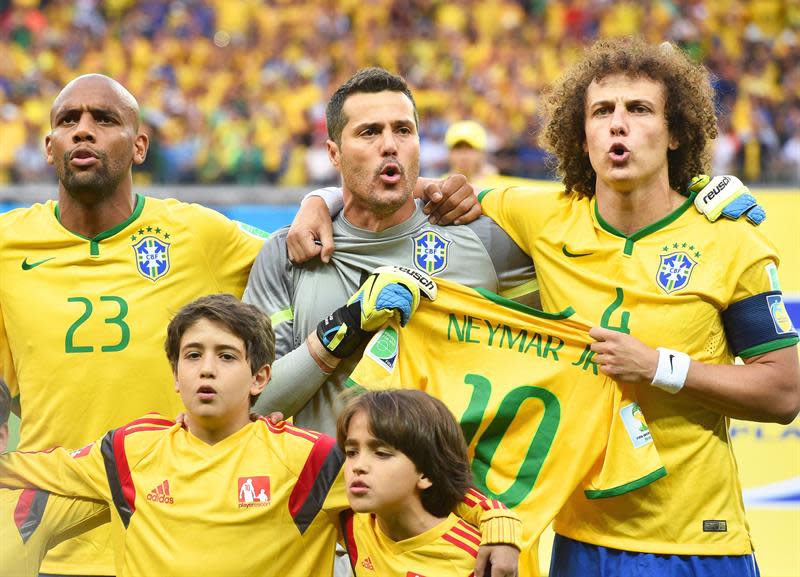 NIC. Belo Horizonte (Brazil), 08/07/2014.- Brazil&#39;s captain David Luiz (R) and goalkeeper Julio Cesar (C) hold the jersey of their injured teammate Neymar as they sing the national anthem before the FIFA World Cup 2014 semi final match between Brazil and Germany at the Estadio Mineirao in Belo Horizonte, Brazil, 08 July 2014. At left Maicon.

(RESTRICTIONS APPLY: Editorial Use Only, not used in association with any commercial entity - Images must not be used in any form of alert service or push service of any kind including via mobile alert services, downloads to mobile devices or MMS messaging - Images must appear as still images and must not emulate match action video footage - No alteration is made to, and no text or image is superimposed over, any published image which: (a) intentionally obscures or removes a sponsor identification image; or (b) adds or overlays the commercial identification of any third party which is not officially associated with the FIFA World Cup) (Brasil, Alemania, Mundial de Fútbol) EFE/EPA/MARCUS BRANDT EDITORIAL USE ONLY