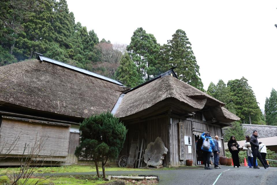 將男鹿地方典型的曲家民家移築到此，成立「「男鹿真山傳承館」」。