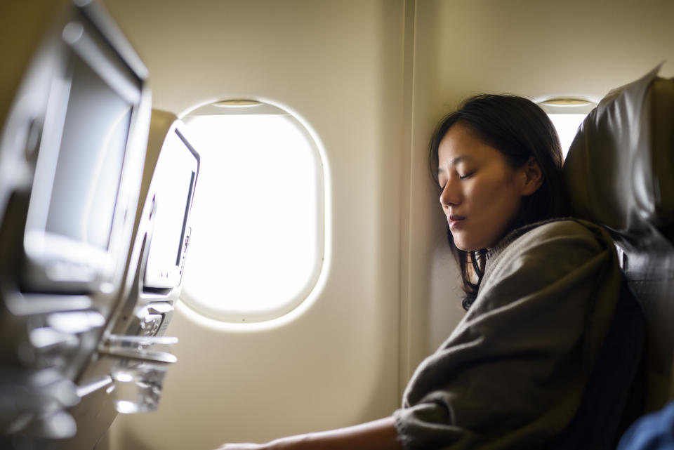 Gemütlich geht anders, aber vor allem aus gesundheitlichen Gründen sollte man sich nicht an das Fenster im Flugzeug lehnen (Bild: Getty Images)