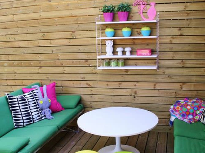 Jardin avec étagères pour un mini balcon