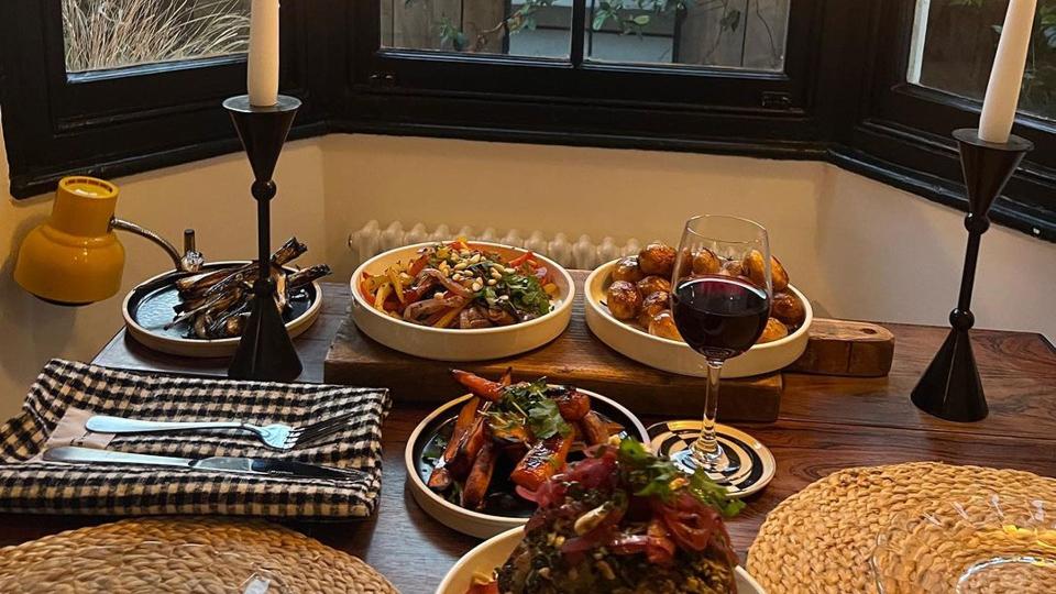 dining table and bay windows 