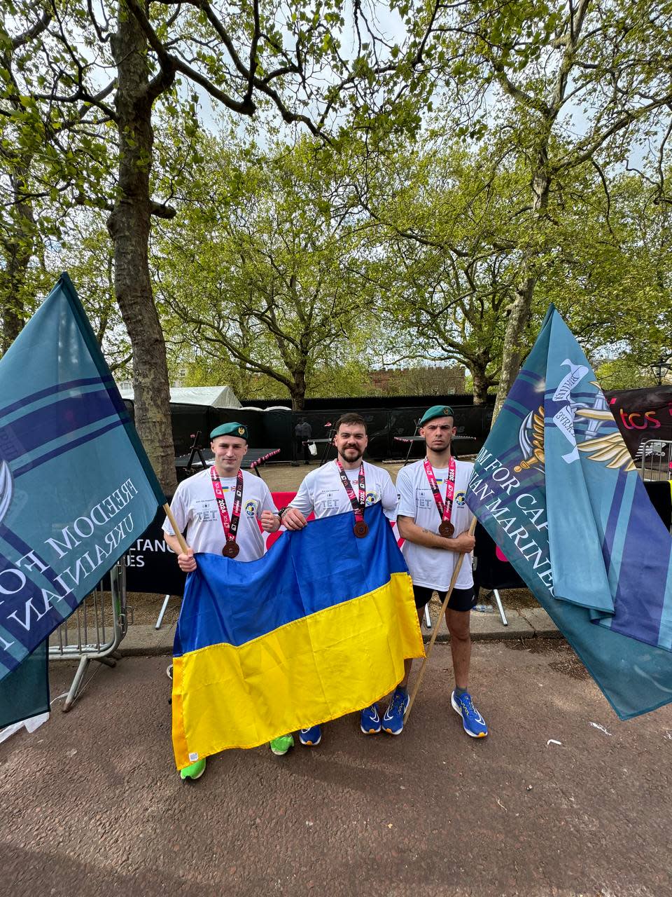 The men at the London Marathon holding a Ukrainian flag 