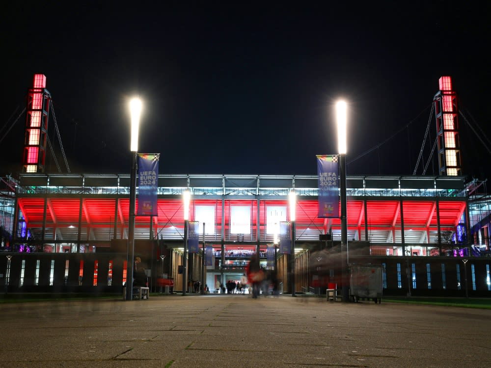 Das Rhein-Energie-Stadion leuchtet bei Nacht (IMAGO/Maximilian Koch)