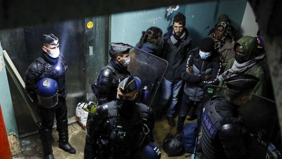 La policía antimotines rodea un grupo de migrantes